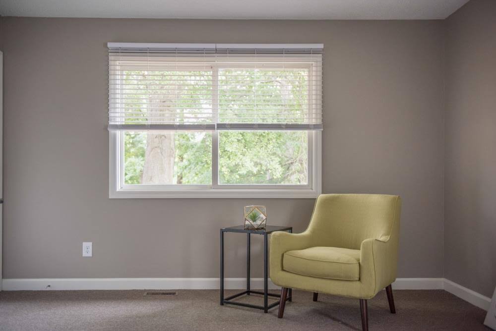 Cordless Soft White Faux Wood Blinds U677604