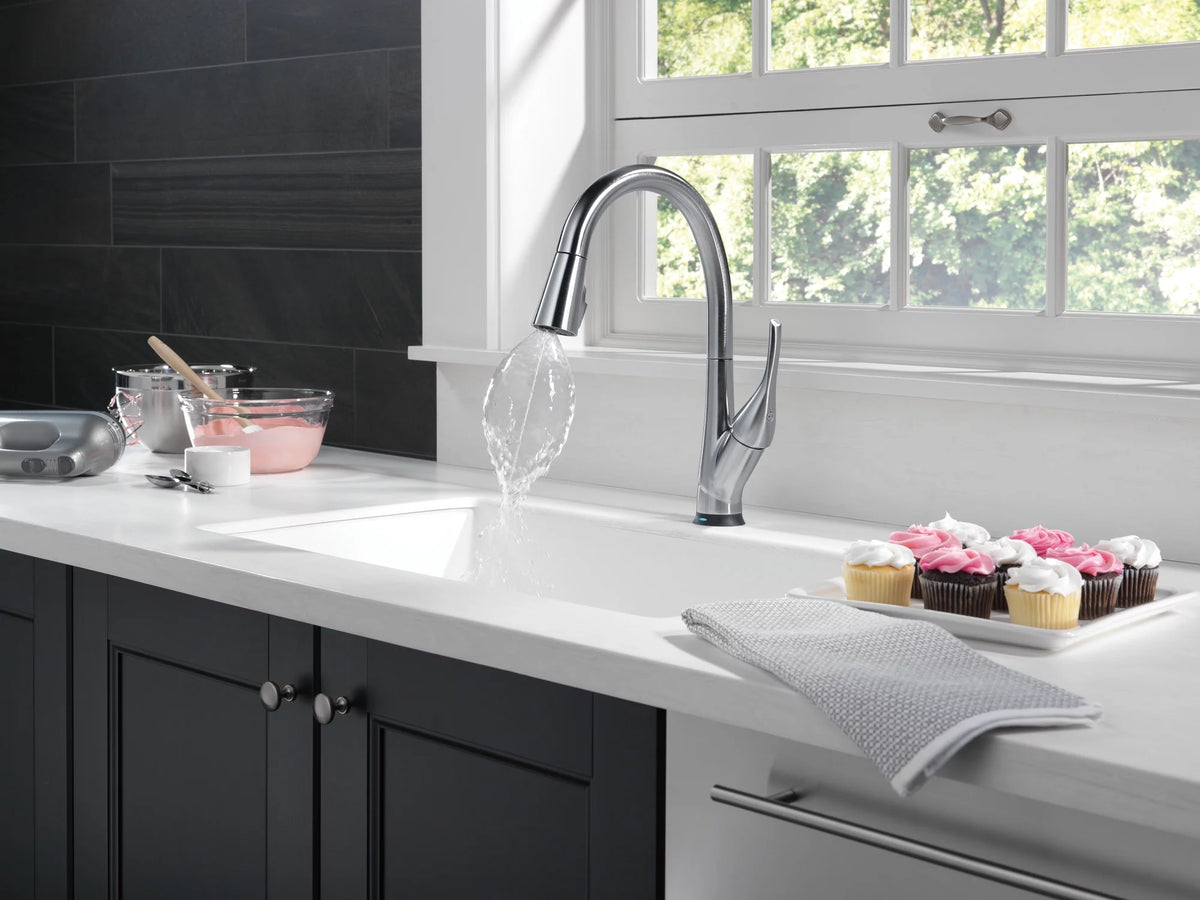 Single Handle Pull-Down Kitchen Faucet in Arctic Stainless U403253